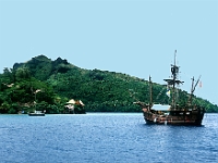 Insel Huahine, Port Bourayne, vor dem Hotel "Hana Iti" : Traditionsschiff, Hotel